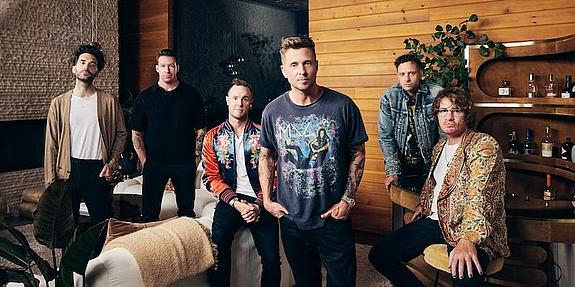 die sechs Mitglieder der Band in einem Raum