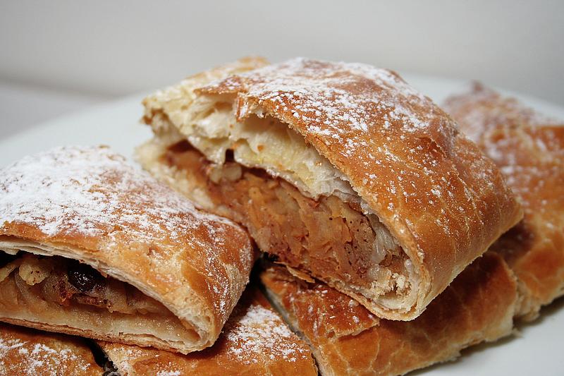 Aufgeschnittener Apfelstrudel
