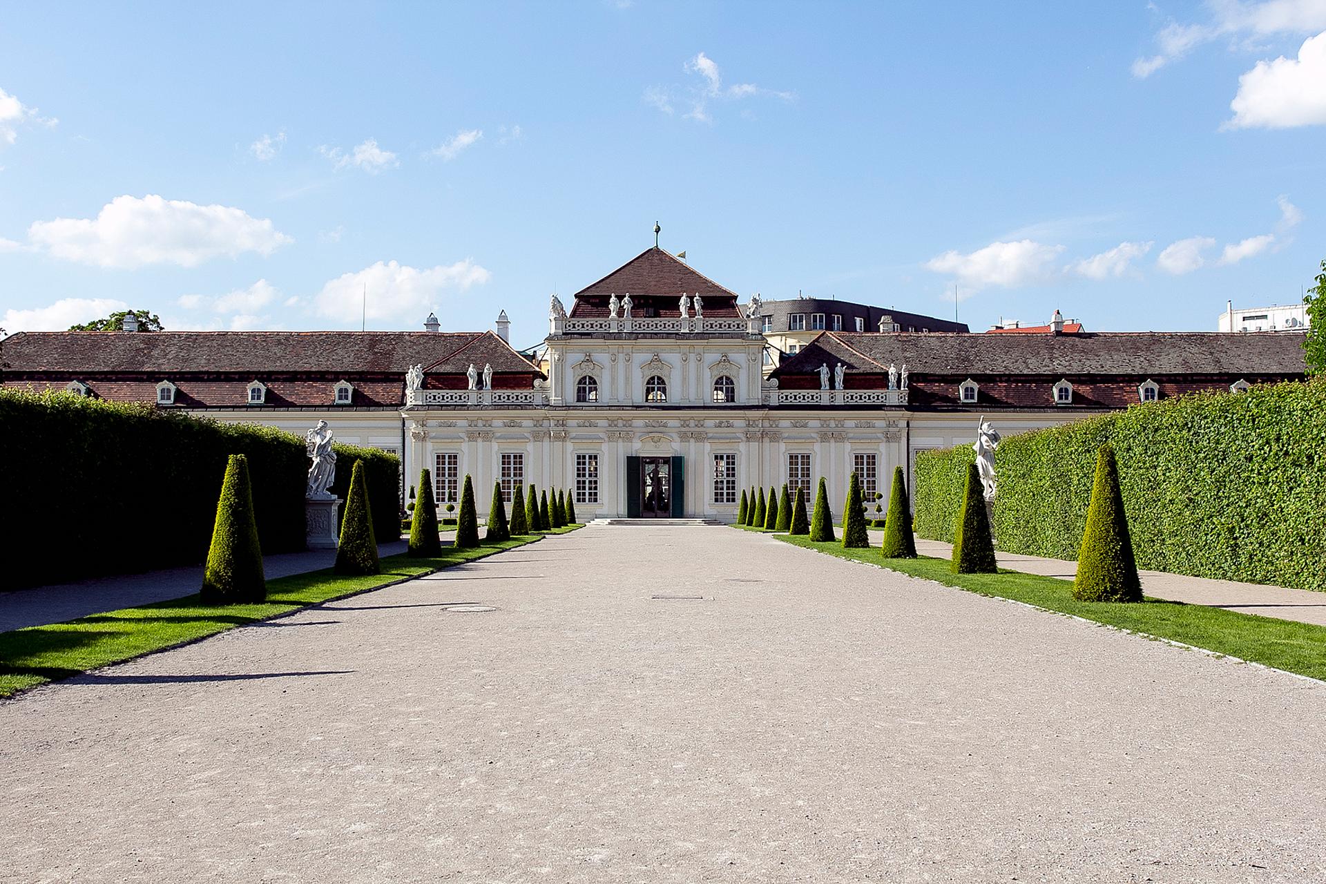 Hecken säumen den breiten Weg zum Unteren Schloss Belvedere. 