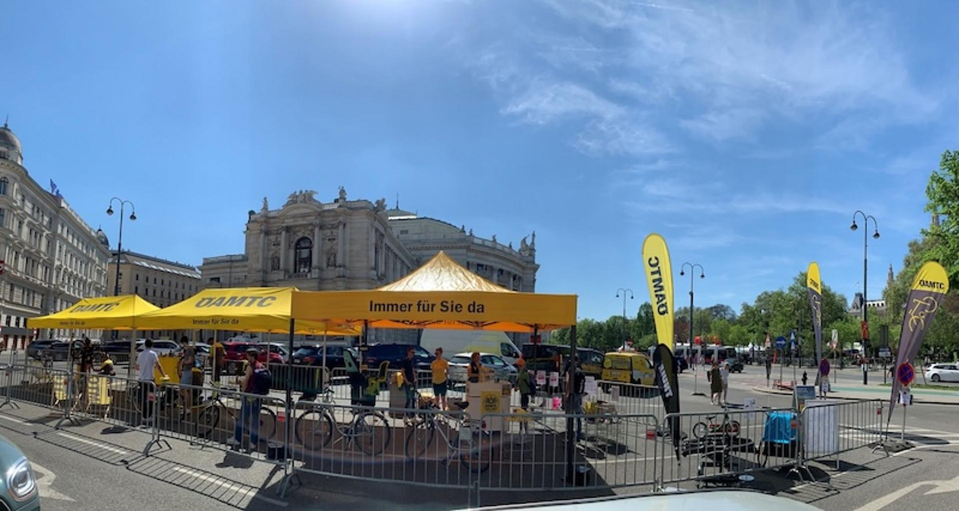 ÖAMTC PopUp vor dem Burgtheater in Wien. 