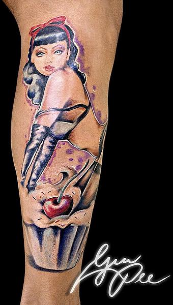 buntes Pin-up Girl Tattoo mit Kirsche