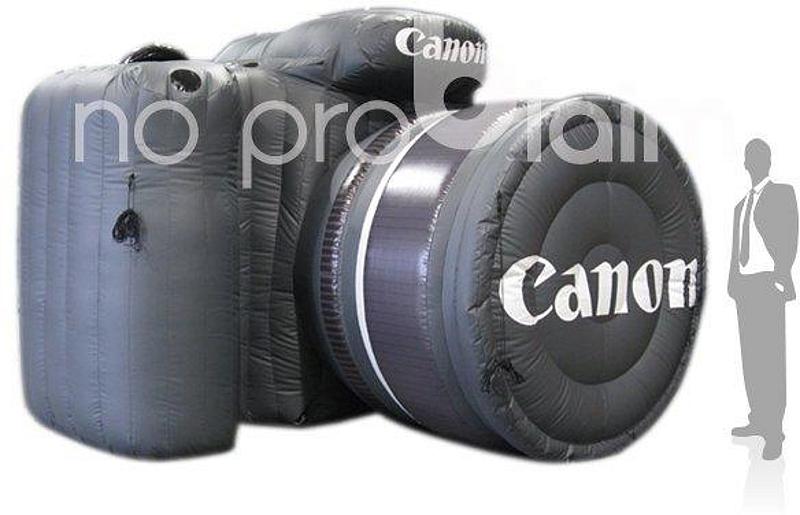 übergroße aufgeblasene Canon Kamera
