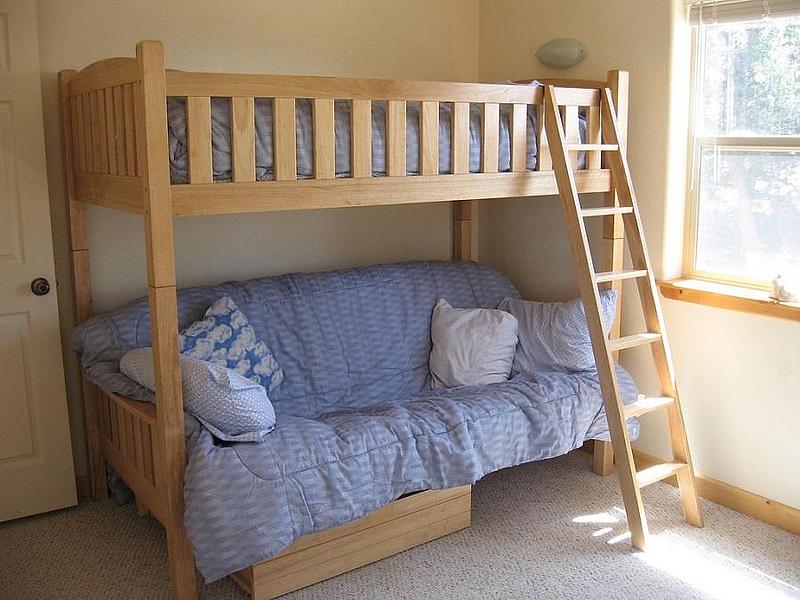 Bett verbaut mit Schreibtisch und Regalen