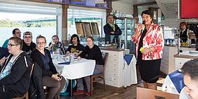 Vizebürgermeisterin Renate Brauner spricht auf der MS Blue Danube vor den Lehrlingen.