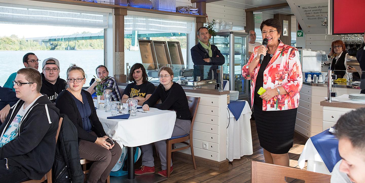 Vizebürgermeisterin Renate Brauner spricht auf der MS Blue Danube vor den Lehrlingen.