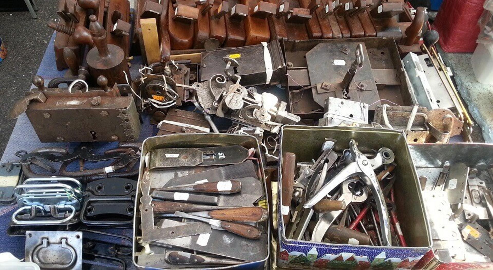 Alte Werkzeuge in Kisten am Flohmarkt