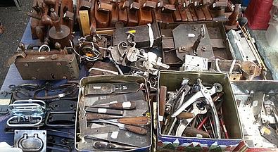 Alte Werkzeuge in Kisten am Flohmarkt