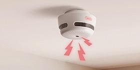 Rauchmelder an der Decke mit Signalhinweis