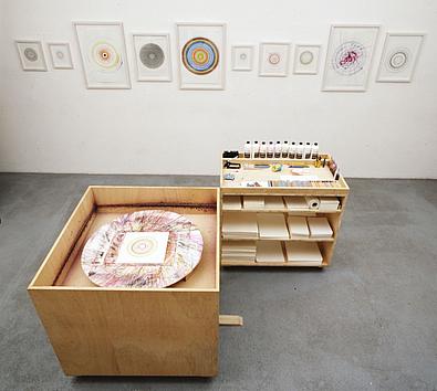 Damien Hirsts Zeichenmaschine Making Beautiful Drawings