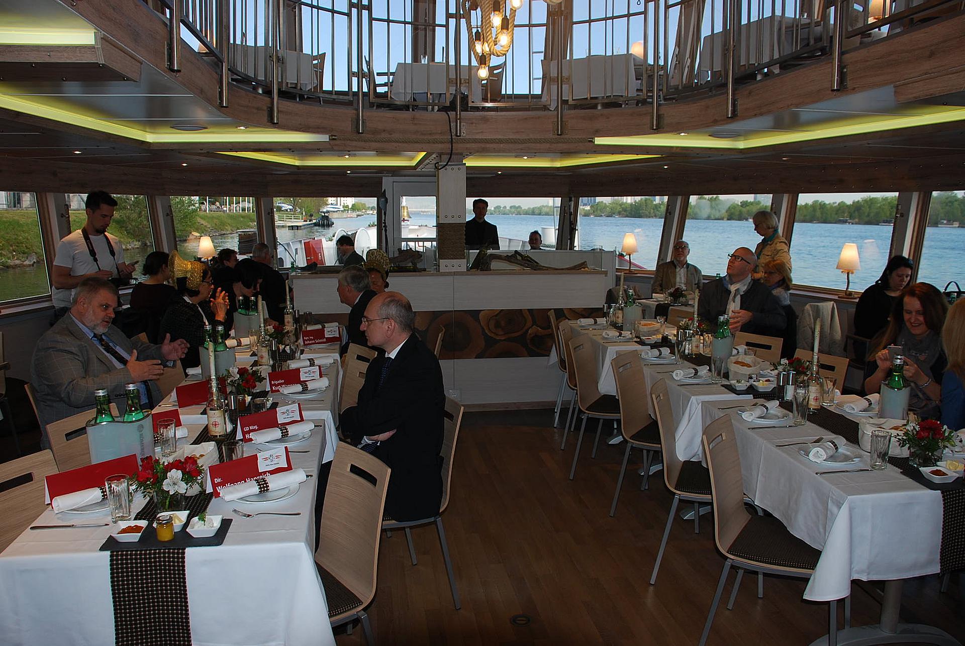 Gäste im Inneren der MS Dürnstein beim Essen