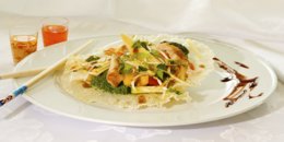 Chinesisches Gericht mit Brot und buntem Gemüse