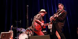 Zwei Blues Musiker auf der Bühne in Aktion