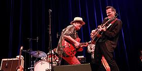 Zwei Blues Musiker auf der Bühne in Aktion
