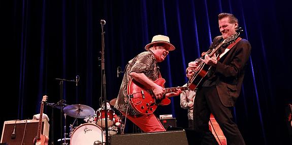 Zwei Blues Musiker auf der Bühne in Aktion
