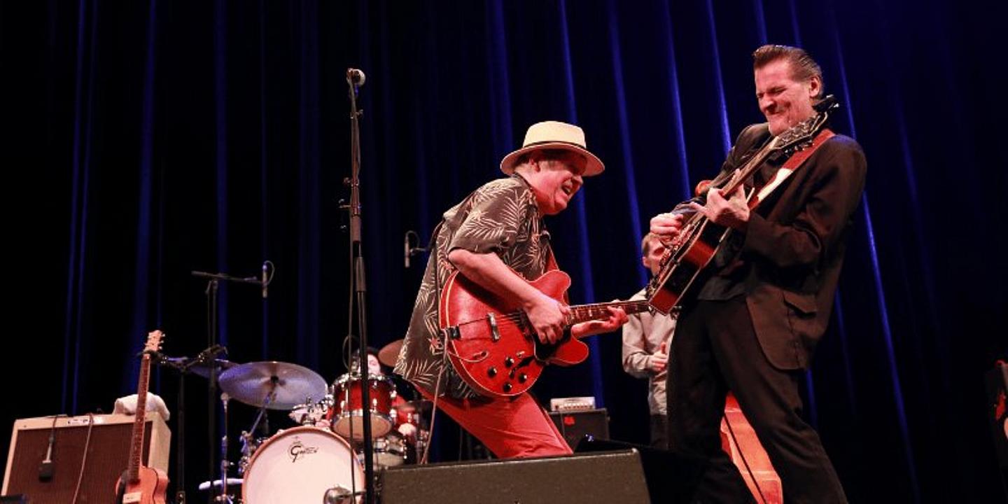 Zwei Blues Musiker auf der Bühne in Aktion