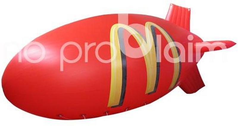 aufblasbarer fliegender Zeppelin als Werbeträger
