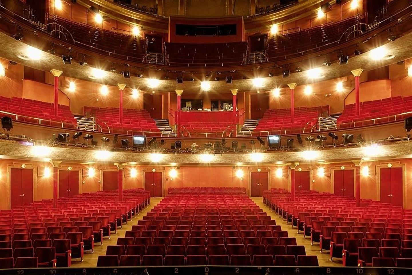 Zuschauerraum Raimundtheater Zuschauerraum Raimundtheater leer und beleuchtet