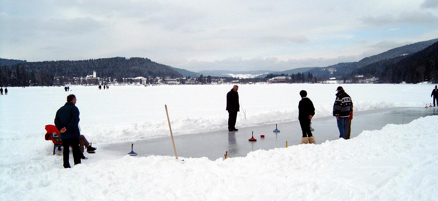 Eisstöcke auf der Eisstockbahn.