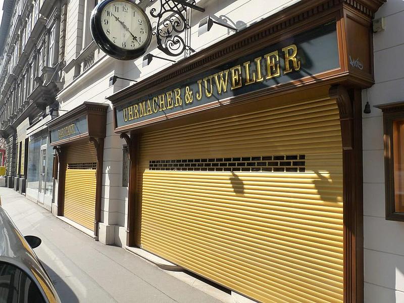 Rollladen gold vor einem Juweliergeschäft.
