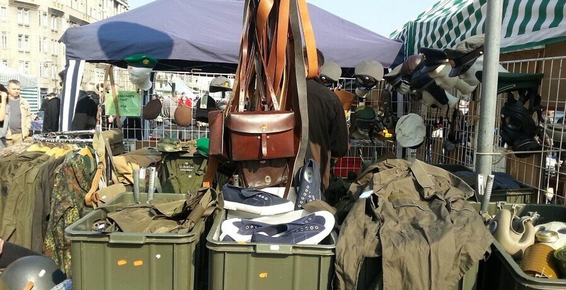 Militärkleidung und Gürtel sowie Taschen