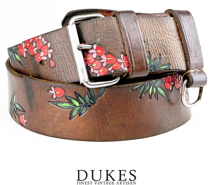 DUKES Logo unter DUKES Gürtel