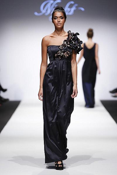 Ballkleid schwarz mit einseitiger Schulterscherpe