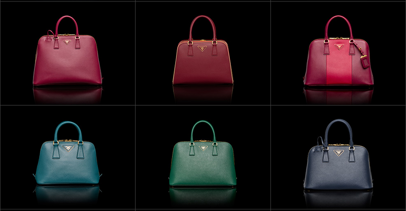 Sechs Prada Taschen, davon drei in Rot, zwei in Grün und eine in Blau 