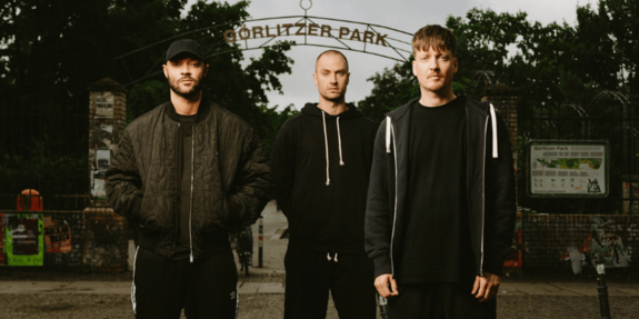 Die Bandmitglieder von K.I.Z. stehen vor dem Eingangstor zum Görlitzer Park der namensgebend für ihr neuestes Album ist