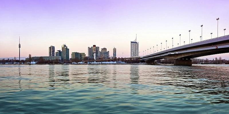 Sonnenuntergang am Ufer