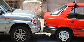 Zwei Autos parken dicht hintereinander