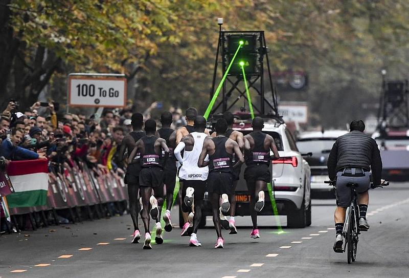 Die Runner, davor das E-Auto mit dem Laser
