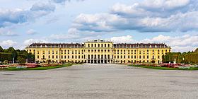 schloss schönbrunn von der gartenseite bei tag