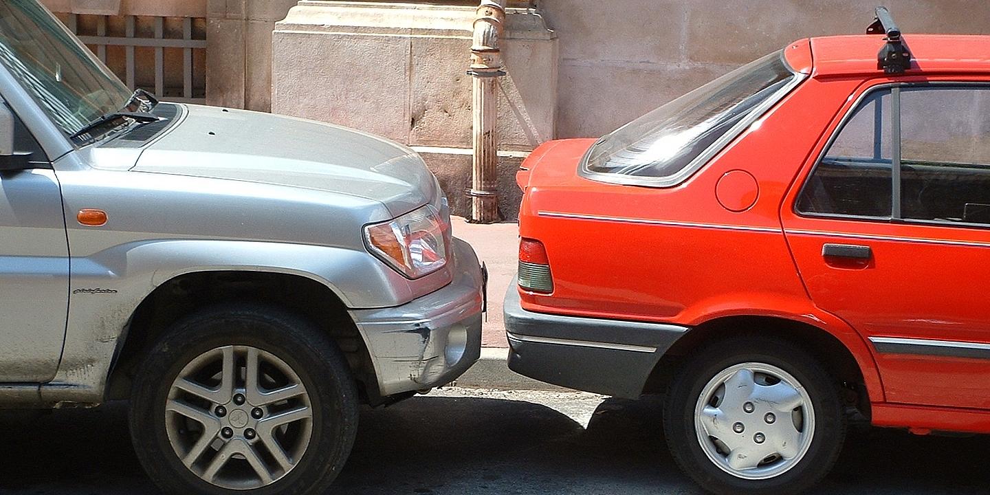 Zwei Autos parken dicht hintereinander