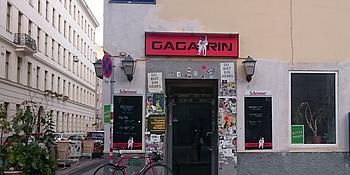 Eingang des Café Garagarin mit Gastgarten