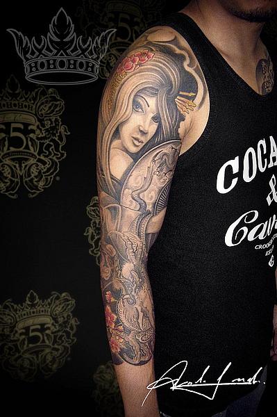 Oberarmtattoo mit Frau