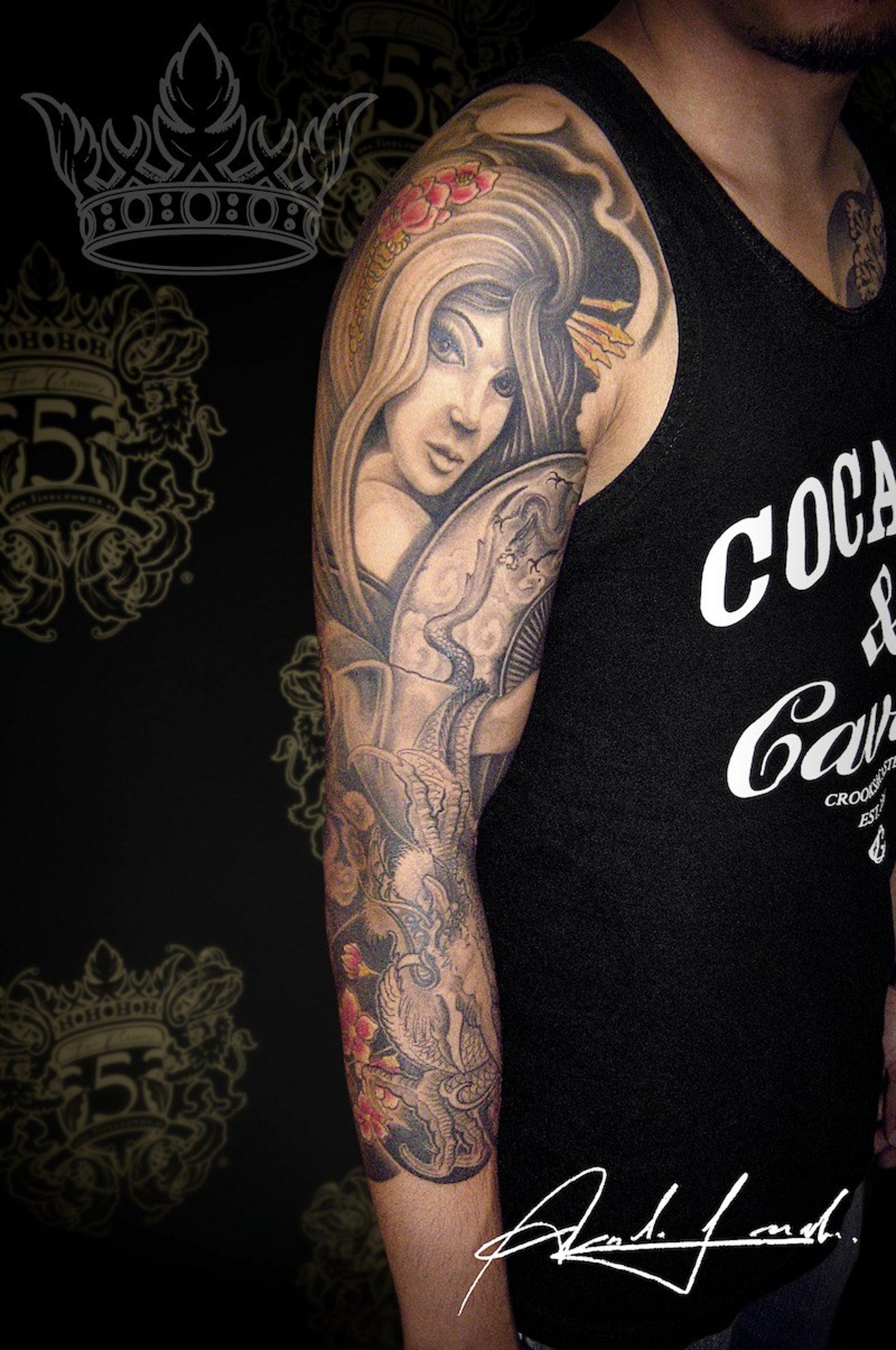 Oberarmtattoo mit Frau