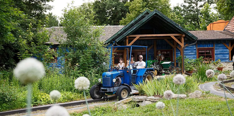 Die Traktorbahn in der Erlebniswelt Bauernhof