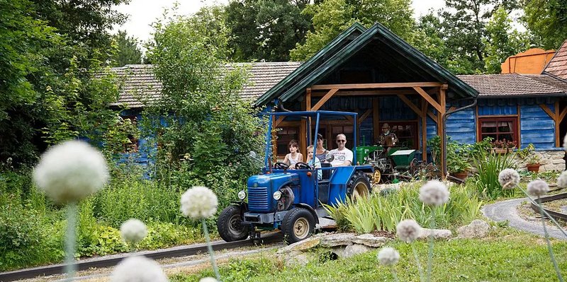 Die Traktorbahn in der Erlebniswelt Bauernhof