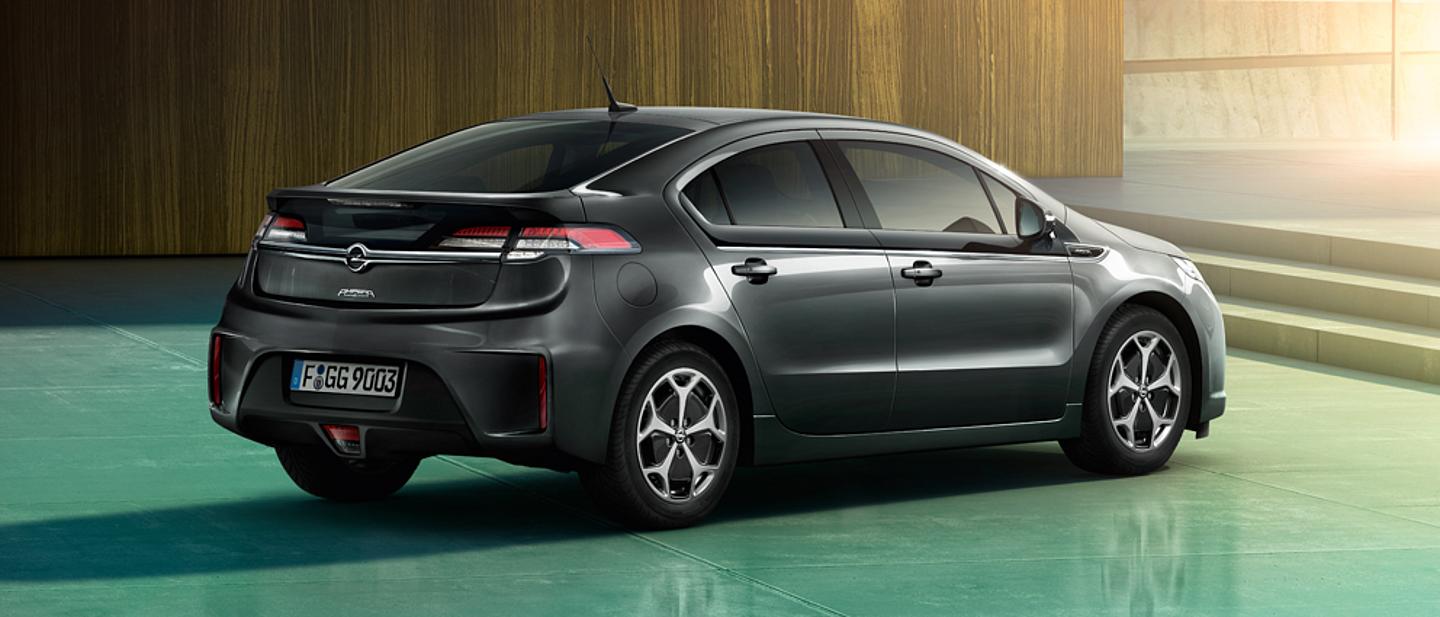 Opel Ampera in nachtschwarz schräg weg von der Kamera