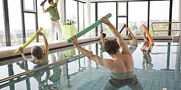 Menschen machen Wassergymnastik