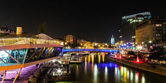 Blick von der Schwedenbrücke auf den Donaukanal bei Nacht