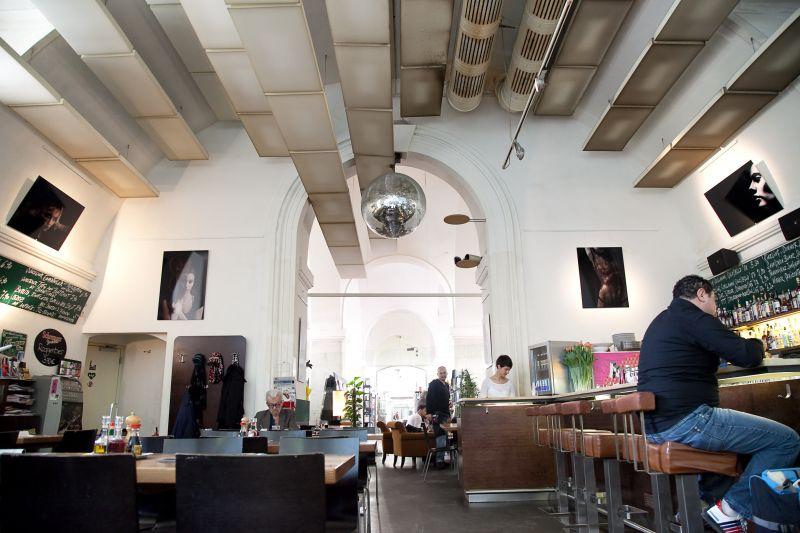 Kantine MQ - im Museumsquartier der Platzhirsch, mit Gastgarten auf MQ Hof
