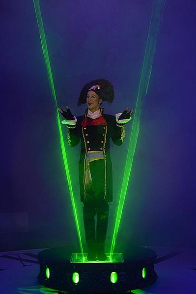 Ein Zauberer in Commandant-Uniform zwischen Laserlicht