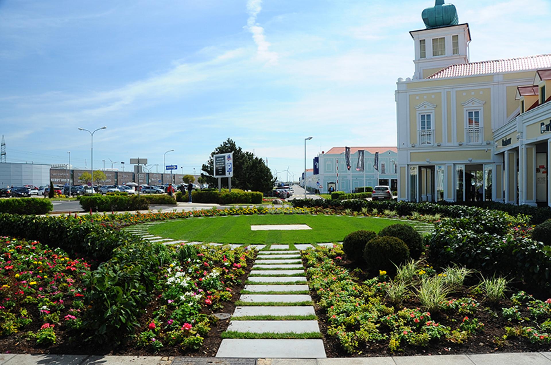 Grünfläche im Designer Outlet Parndorf