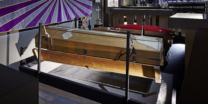Eine brauner Klappsarg aus Holz