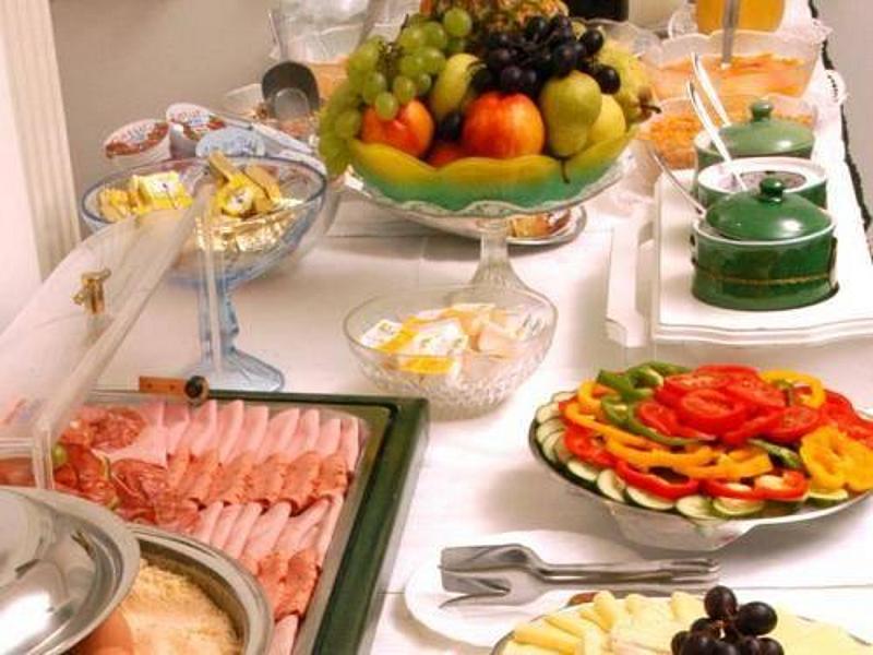Das Bild zeigt das Frühstücksbüffet, das im Hotel Adlon in Wien serviert wird. 
