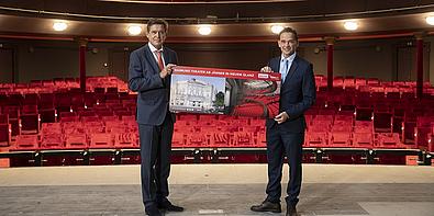 Wirtschaftsstadtrat Peter Hanke und Wien Holding-Geschäftsführer Kurt Gollowitzer im Raimund Theater