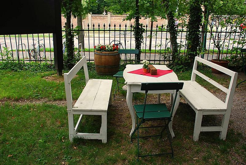 Tische im Gastgarten des Concordia Schlössls
