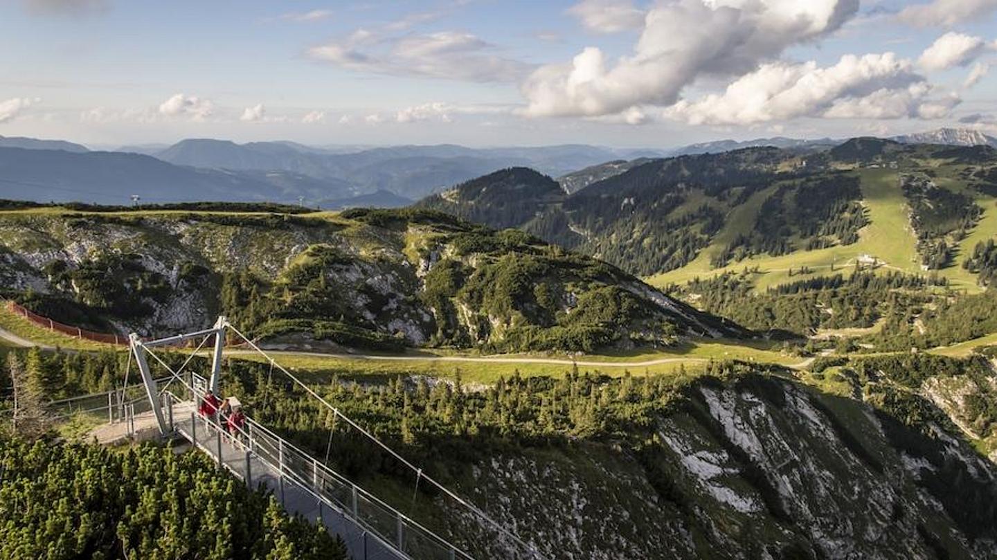 Panoramaplattform Hochkar Skywalk mit Blick über die Alpenlandschaft