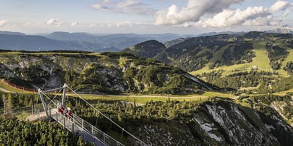 Panoramaplattform Hochkar Skywalk mit Blick über die Alpenlandschaft